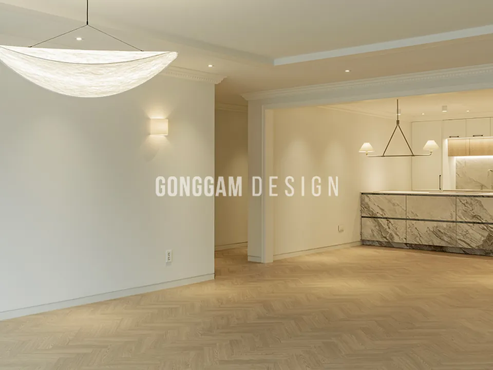 3D 세라믹 가구와 헤링본 강마루의 매치로 완성한 강남 50평대 아파트 신혼집 인테리어 이국적인 주방 디자인 (2026년, 공감디자인 시공)